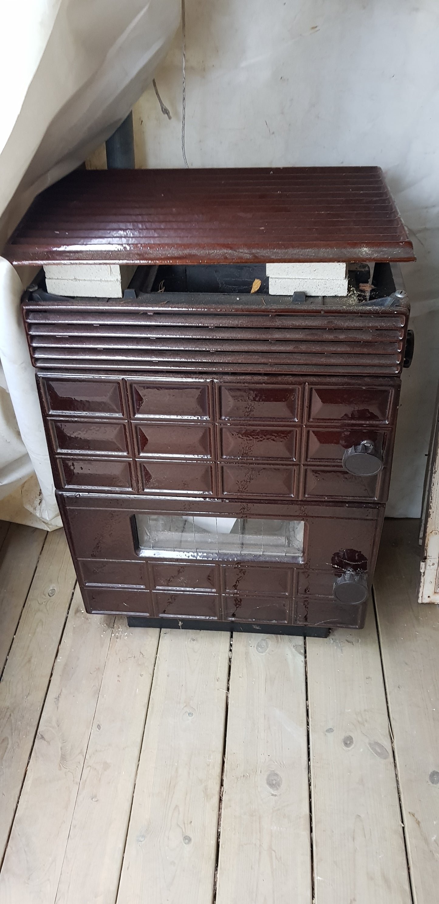 Art 33M  Äldre kamin  Bredd56 cm Höjd80 cm Djup 35cm Pris 5000 kr
