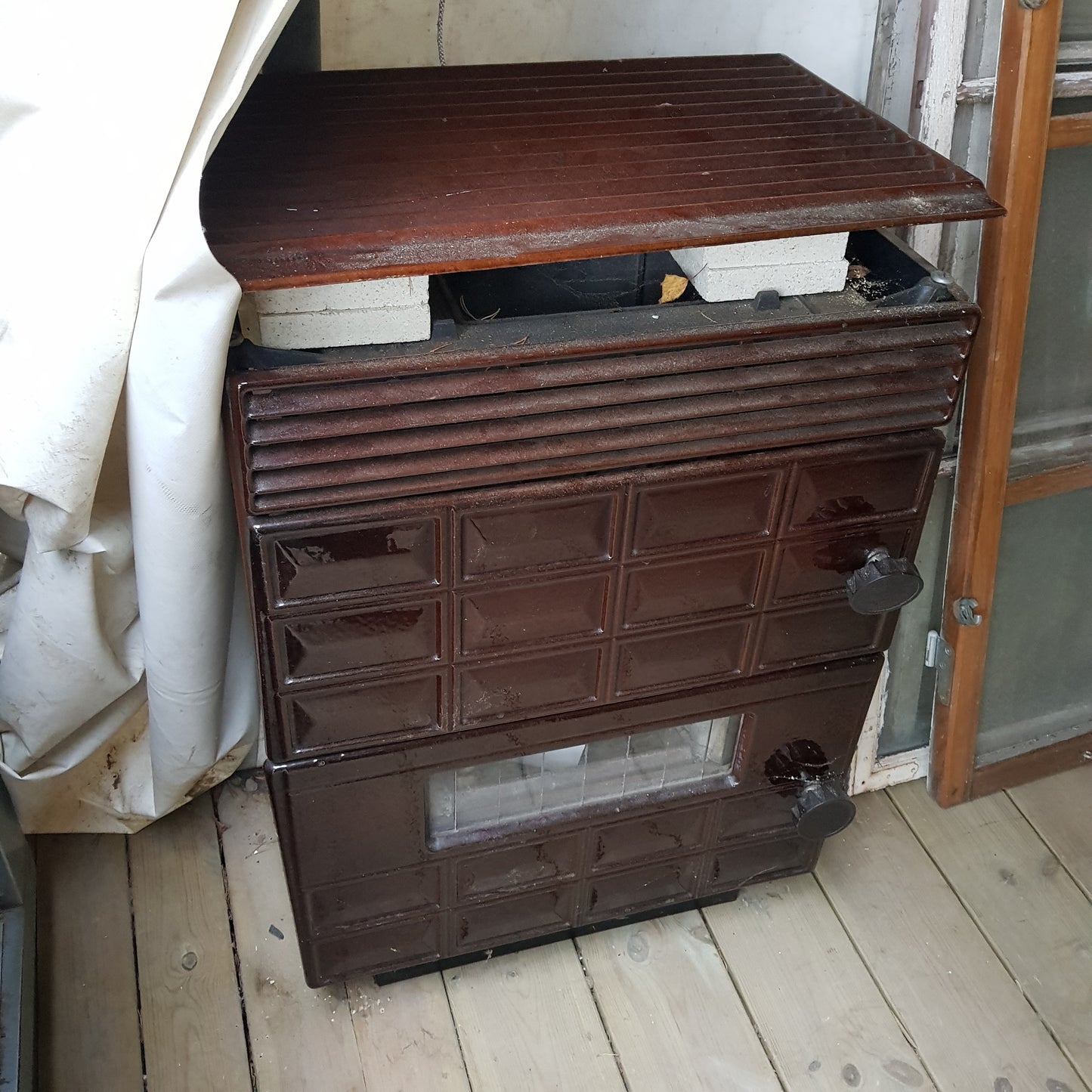 Art 33M  Äldre kamin  Bredd56 cm Höjd80 cm Djup 35cm Pris 5000 kr