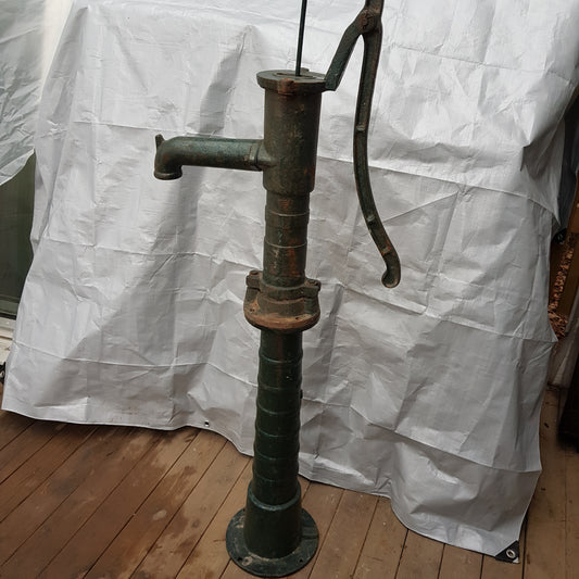 ARTIKELNUMMER 335 Fin vattenpump med mått 135 cm i höjd. Pris: 1200kr 