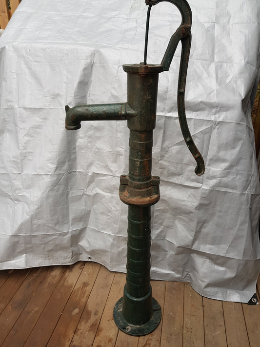 ARTIKELNUMMER 335  Fin vattenpump med mått 135 cm i höjd.  Pris:&nbsp;1200kr&nbsp;