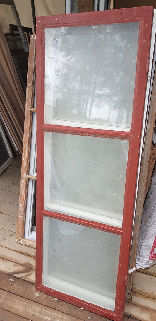 ARTIKELNUMMER 365 2st gamla spröjsade fönster med äkta spröjs har munblåsta glas.