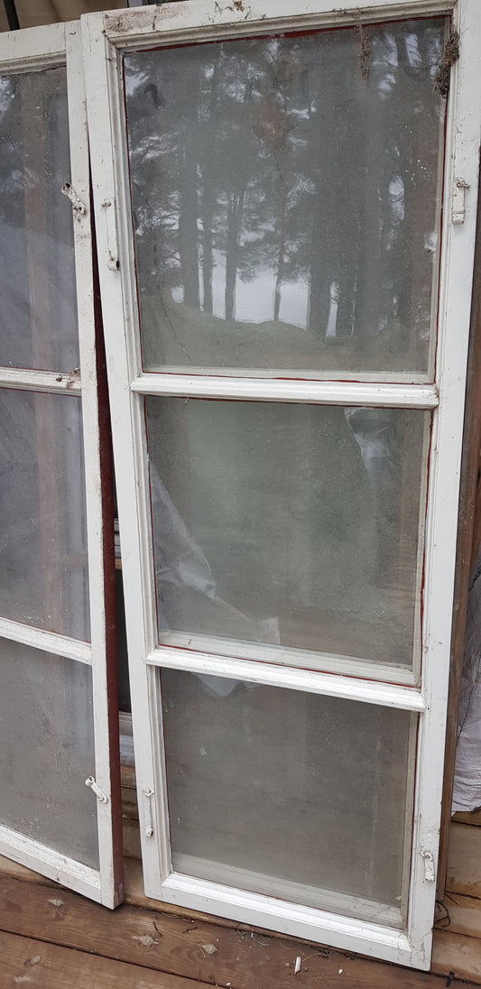 ARTIKELNUMMER 365 2st gamla spröjsade fönster med äkta spröjs har munblåsta glas.