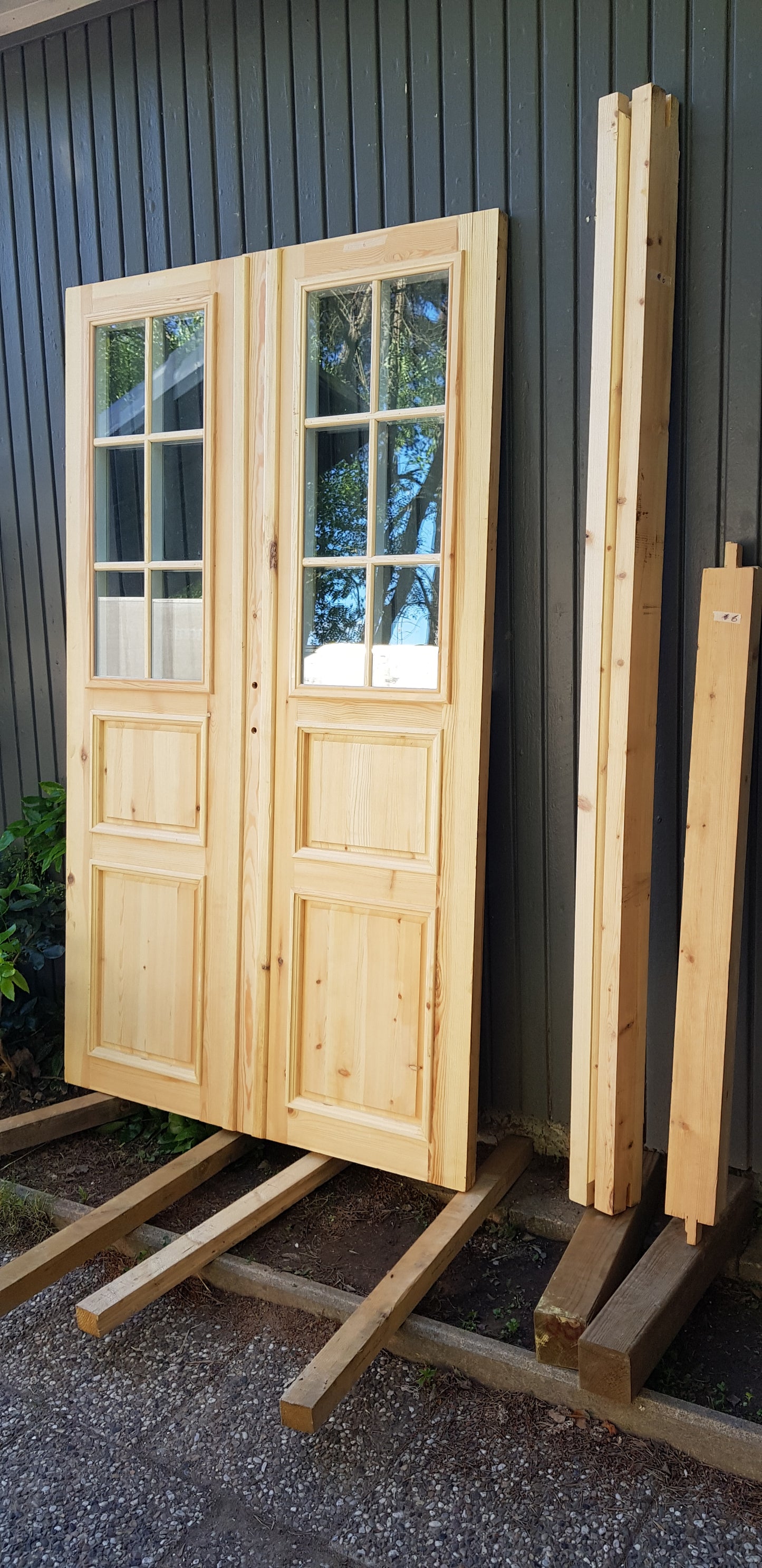 Art 33S  Ny pardörr i gammal stil med dubbelt glas inklusive karm B130 cm H210 cm pris: 17000 kr