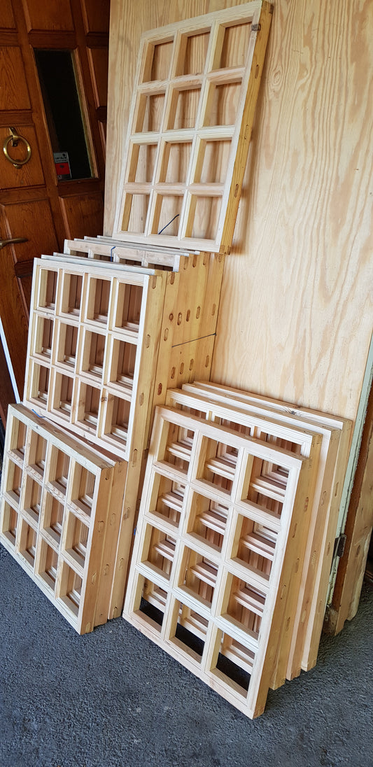 ARTIKELNUMMER 22 16st nya spröjsade fönster med färdiga glasrutor som kan passa till uterum, växthus eller överljus mått : Bredd 65 cm Höjd 51 cm Pris : 1250 kr per st vi leverera inom stockholm för 500 kr