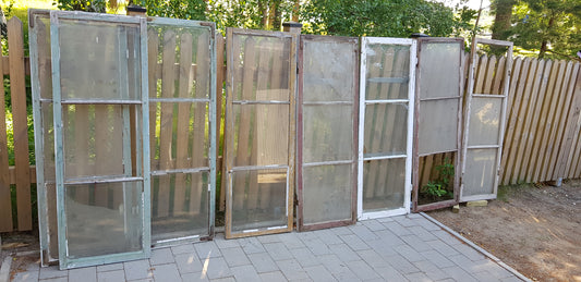 ARTIKELNUMMER 58 Fina gamla kärnvirke spröjsade fönster med äkta spröjs, har munblåst glas.