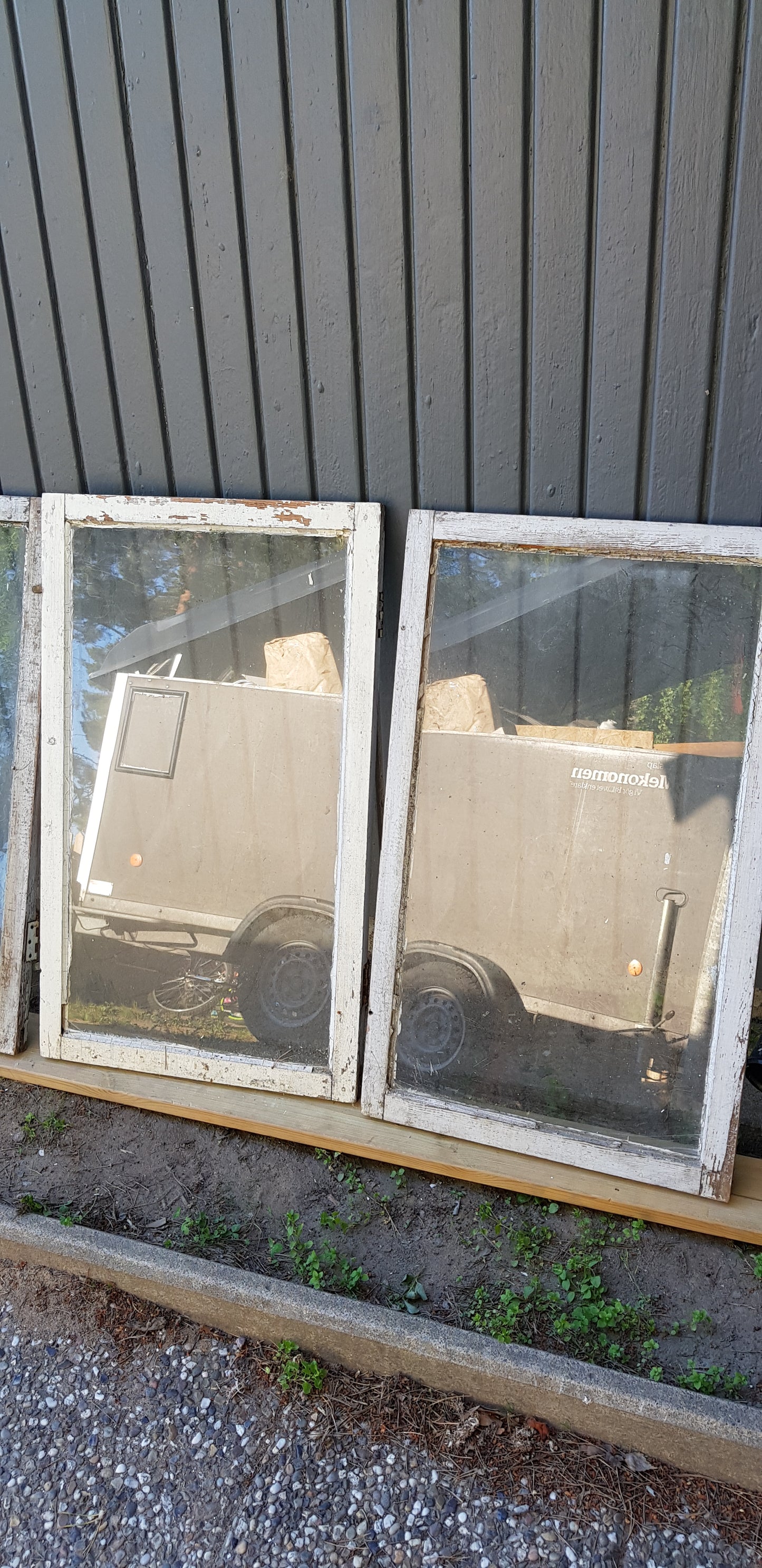 ARTIKELNUMMER 82 4st Fina gamla kärnvirke fönster, har munblåst glas. passar perfekt till växthus, innervägg, uterum eller liknande.&nbsp;  Mått:&nbsp; Bredd 51 cm&nbsp; &nbsp;Höjd 85 cm pris: 400 kr per&nbsp;st&nbsp;&nbsp;