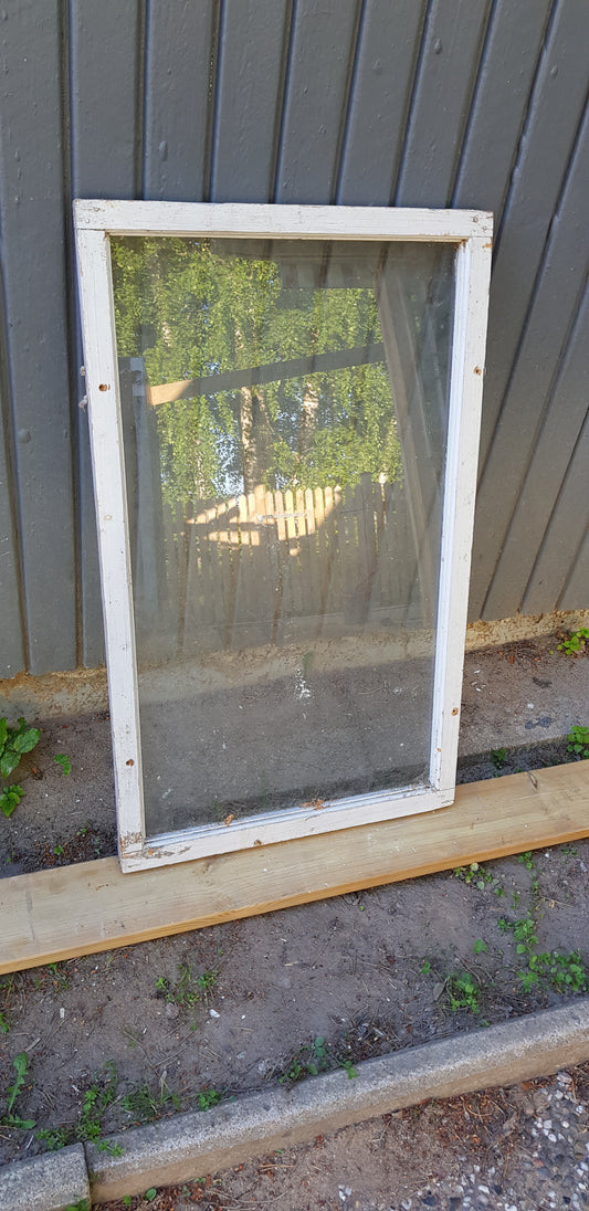 ARTIKELNUMMER 345&nbsp; Fint gammalt kärnvirke fönster hel glas,&nbsp;