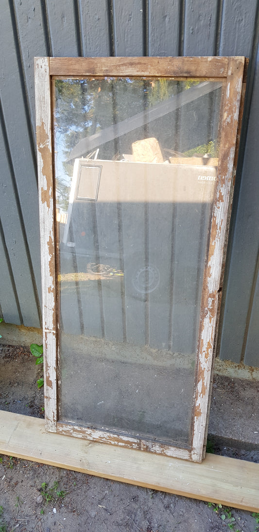 ARTIKELNUMMER 340 Fint gammalt kärnvirke fönster hel glas,&nbsp; passar perfekt till växthus, innervägg, uterum eller liknande.&nbsp;  Mått:&nbsp; Bredd 46 cm&nbsp; &nbsp;Höjd 99 cm pris: 400 kr&nbsp;&nbsp;