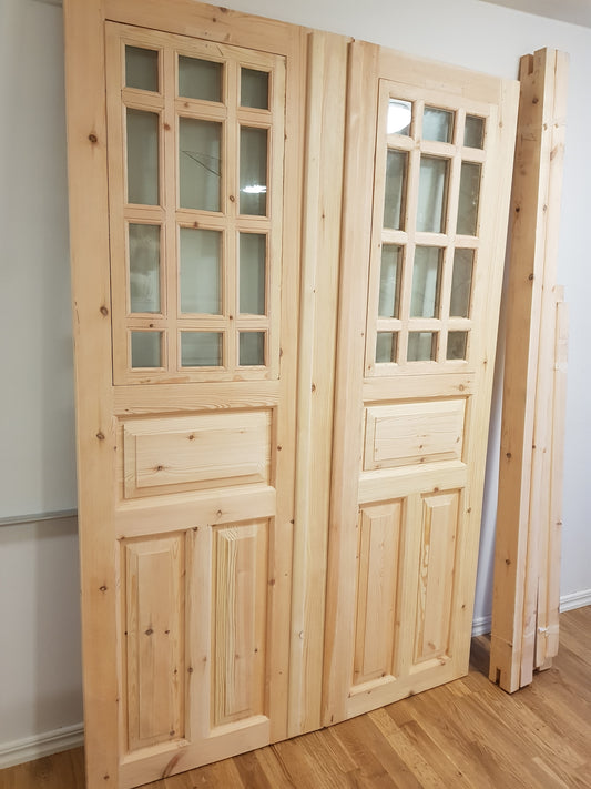 Ny pardörr i gammal stil med dubbelt glas inklusive karm. yttermått med karm: bredd 140 cm  höjd 210 cm dörrblads mått Bredd 60+70 cm Höjd 200 cm dörrarna säljes utan gångjärn och låsordning  ange nr 01 pris: 17000 kr
