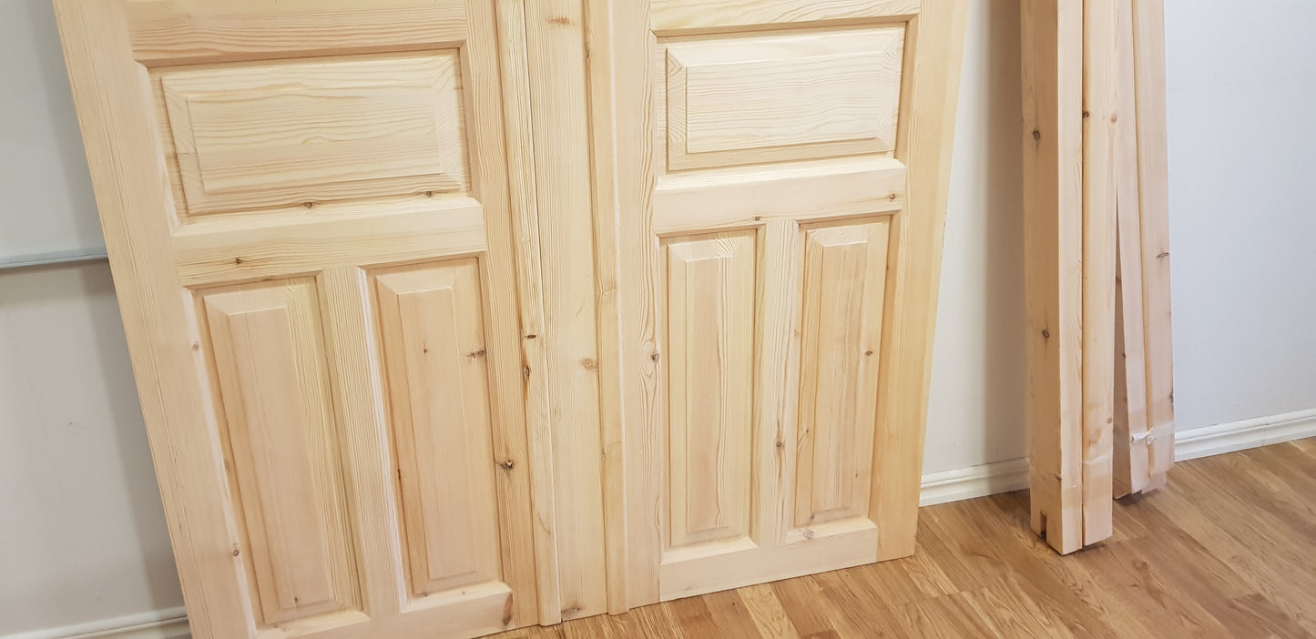 Ny pardörr i gammal stil med dubbelt glas inklusive karm. yttermått med karm: bredd 140 cm  höjd 210 cm dörrblads mått Bredd 60+70 cm Höjd 200 cm dörrarna säljes utan gångjärn och låsordning  ange nr 01 pris: 9000 kr