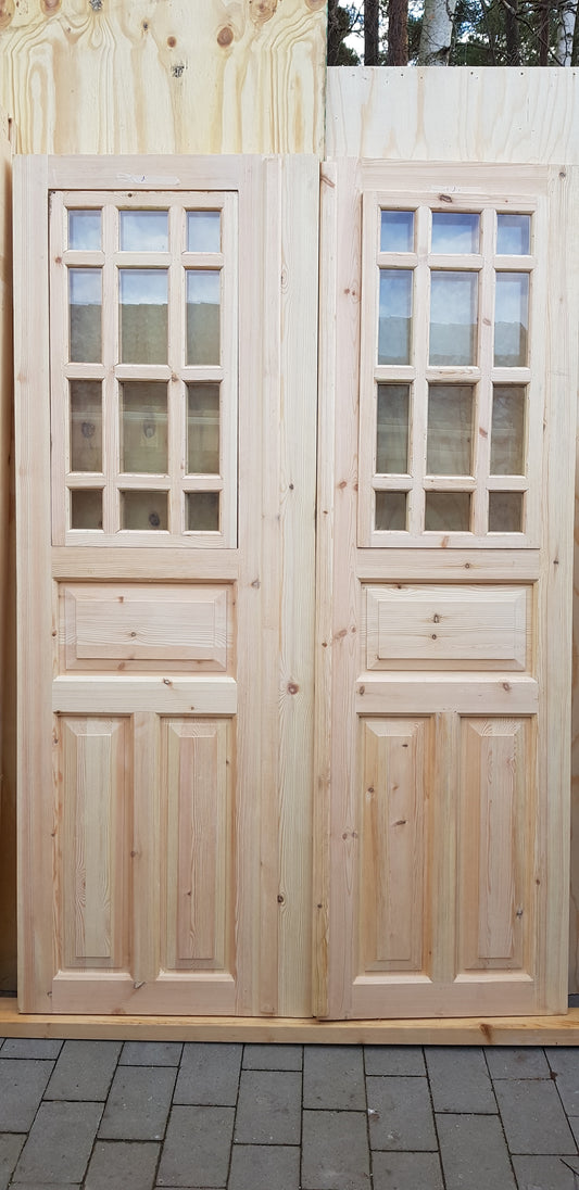 Nytillverkade pardörrar med dubbelglas i gammal stil inkl karm, behöver gångjärn och låskista. hål för handtag behöver borras, plats för låskista finns redan. yttermått: B 140 cm H 210 cm pris: 17000 kr ange nr 02