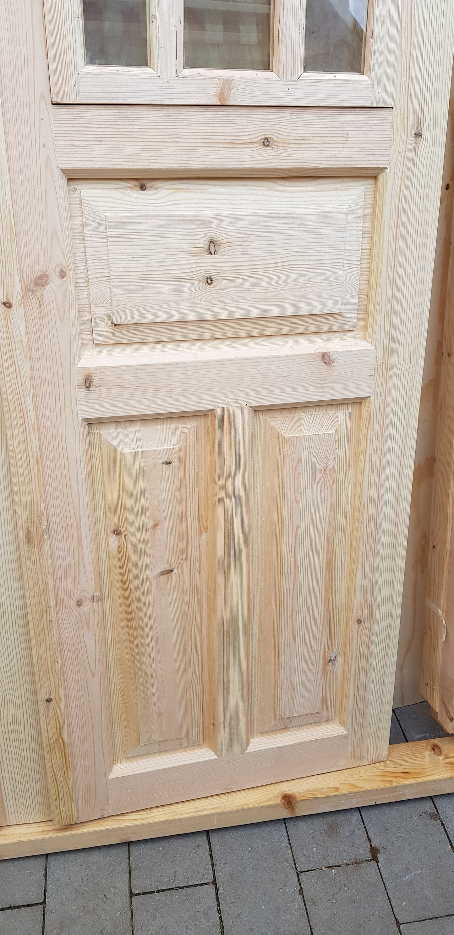 Nytillverkade pardörrar med dubbelglas i gammal stil inkl karm, behöver gångjärn och låskista. hål för handtag behöver borras, plats för låskista finns redan. yttermått: B 140 cm H 210 cm pris: 8000 kr ange nr 02