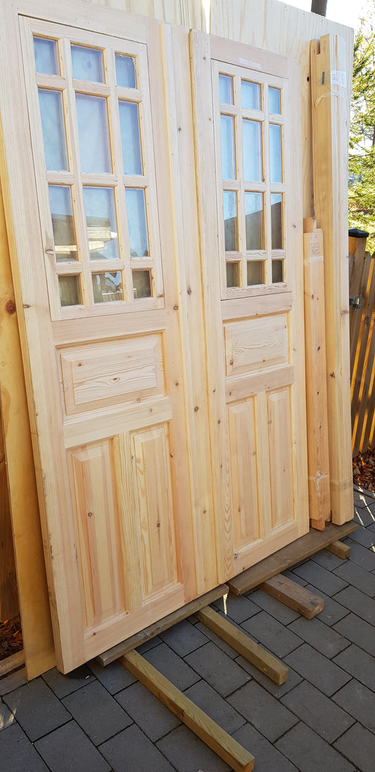 Art 33K Nytillverkade pardörrar i gammal stil inklusive karm dubbelglas med äkta spröjs speglar på både insidan och utsidan B140 cm H210 cm Pris: 17000 kr