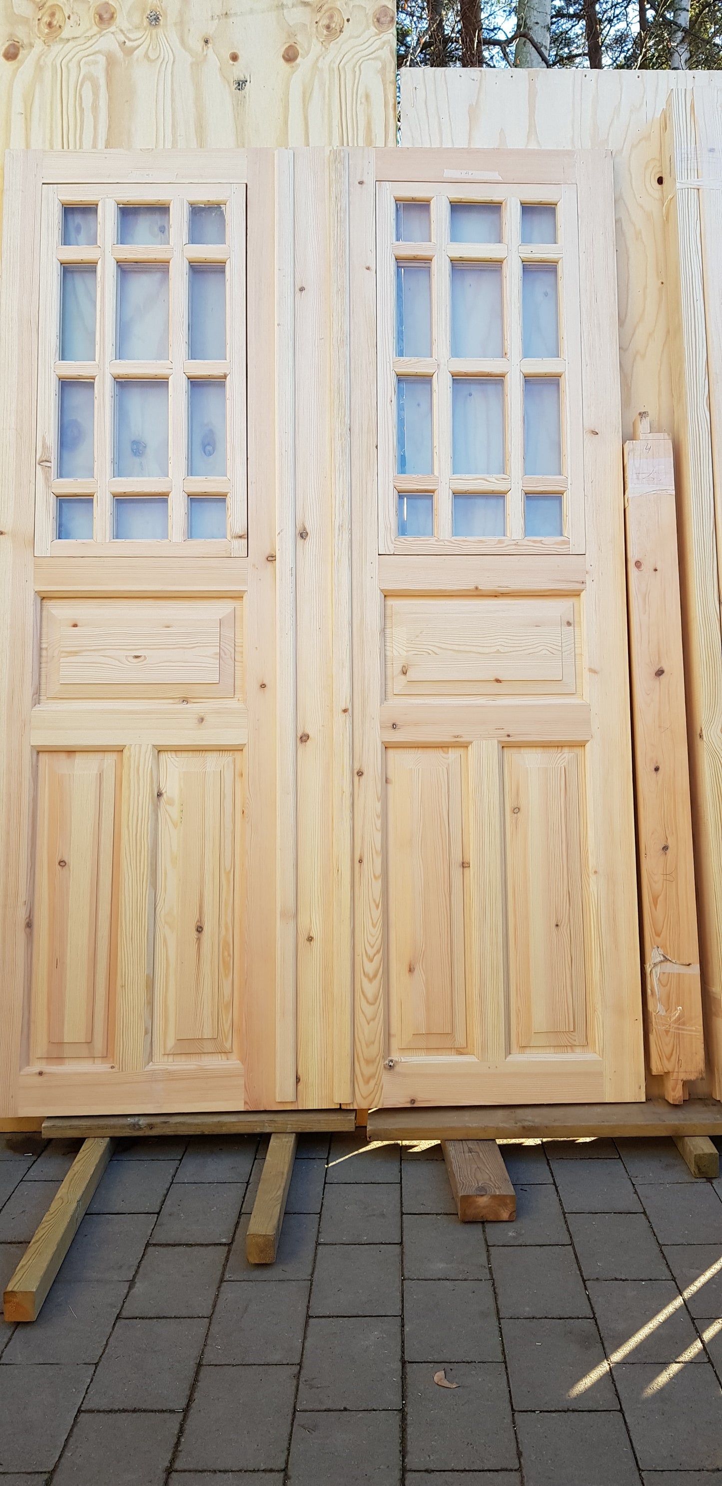 Art 33K Nytillverkade pardörrar i gammal stil inklusive karm dubbelglas med äkta spröjs speglar på både insidan och utsidan B140 cm H210 cm Pris: 17000 kr