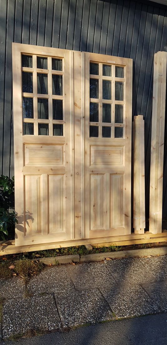 Ny pardörr i gammal stil med dubbelt glas inklusive karm. yttermått med karm: bredd 140 cm höjd 210 cm dörrblads mått Bredd 60+70 cm Höjd 200 cm dörrarna säljes utan gångjärn och låsordning ange nr 03 pris: 17000 kr