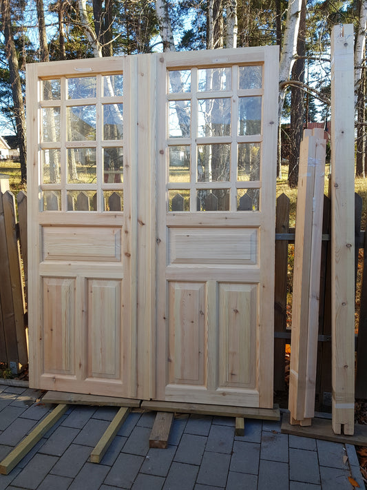 Ny pardörr i gammal stil med dubbelt glas inklusive karm. yttermått med karm: bredd 160 cm höjd 210 cm dörrblads mått Bredd 70+80 cm Höjd 200 cm dörrarna säljes utan gångjärn och låsordning ange nr 06 pris: 17000 kr