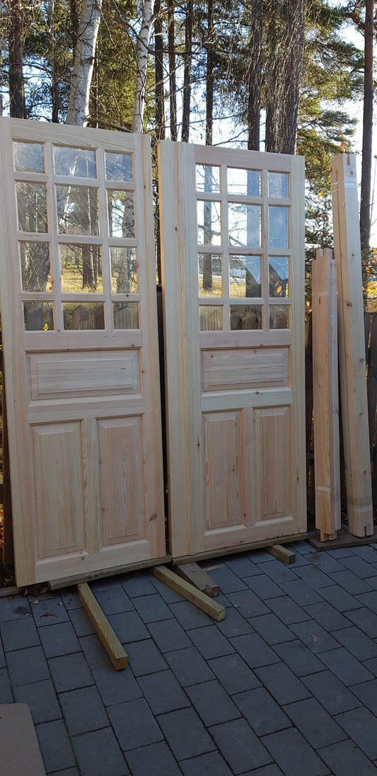 Ny pardörr i gammal stil med dubbelt glas inklusive karm. yttermått med karm: bredd 160 cm  höjd 210 cm dörrblads mått Bredd 70+80 cm Höjd 200 cm dörrarna säljes utan gångjärn och låsordning  ange nr 06 pris: 9000 kr