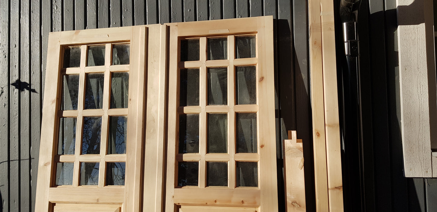 Ny pardörr i gammal stil med dubbelt glas inklusive karm. yttermått med karm: bredd 140 cm  höjd 210 cm dörrblads mått Bredd 60+70 cm Höjd 200 cm dörrarna säljes utan gångjärn och låsordning  ange nr 05 pris: 9000 kr
