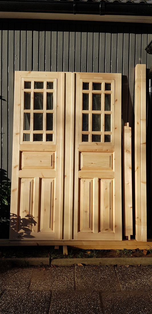 Ny pardörr i gammal stil med dubbelt glas inklusive karm. yttermått med karm: bredd 140 cm höjd 210 cm dörrblads mått Bredd 60+70 cm Höjd 200 cm dörrarna säljes utan gångjärn och låsordning ange nr 05 pris: 17000 kr