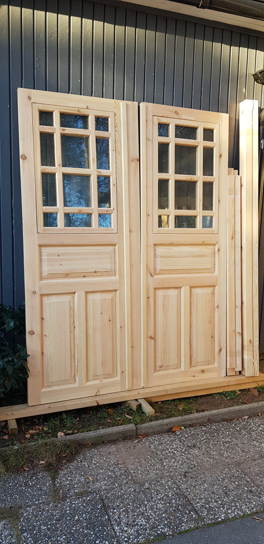 ART 321 (07) Nytillverkad pardörr i gammal stil Mått B160 x H210 cm Öppnas utåt Handtag på höger sida Dubbel glas Pris 15000 kr Tillkommer 1000 kr för gångjärn och låskista