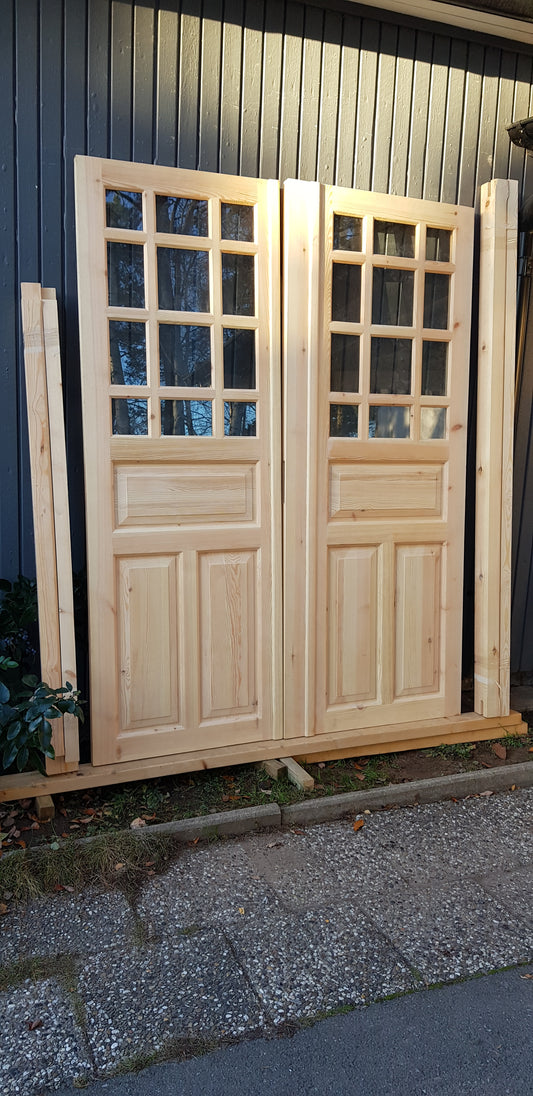 ART 321 (07) Nytillverkad pardörr i gammal stil Mått B160 x H210 cm Öppnas utåt Handtag på höger sida Dubbel glas Pris 15000 kr Tillkommer 1000 kr för gångjärn och låskista