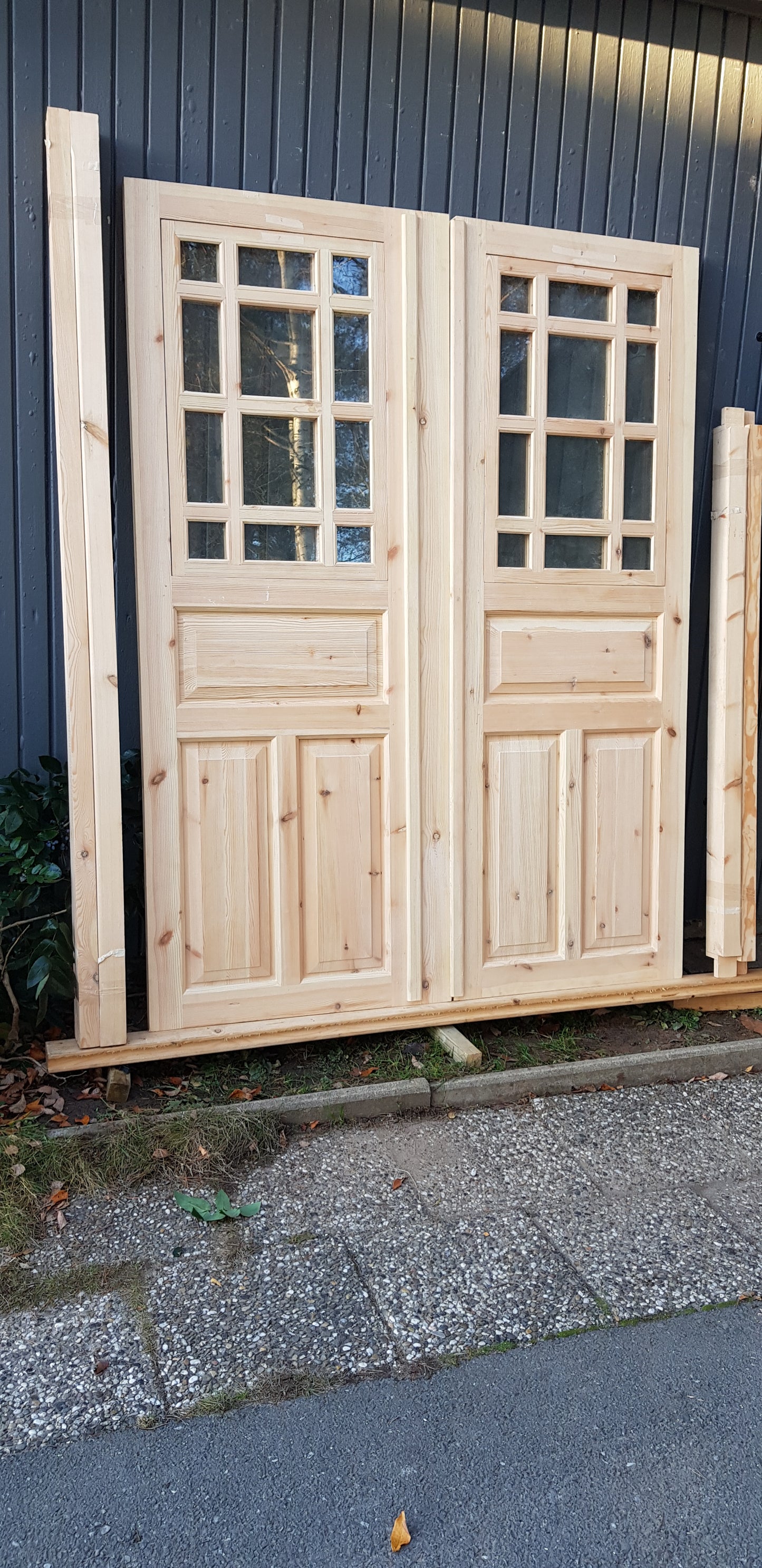 Ny pardörr i gammal stil med dubbelt glas inklusive karm. yttermått med karm: bredd 160 cm  höjd 210 cm dörrblads mått Bredd 70+80 cm Höjd 200 cm dörrarna säljes utan gångjärn och låsordning  ange nr 08 pris: 9000 kr