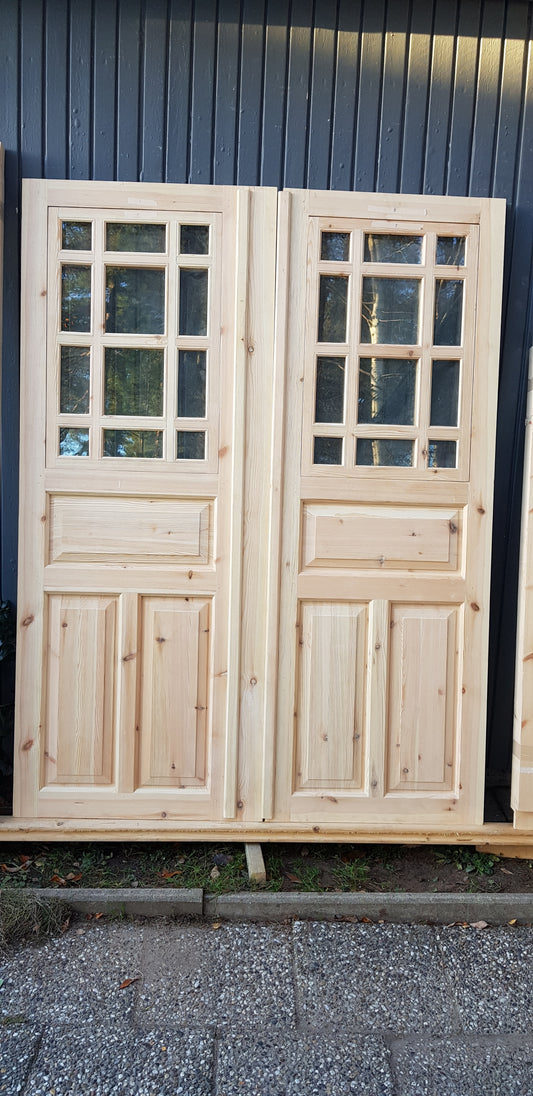 Nytillverkade pardörrar med dubbelglas i gammal stil inkl karm, säljes utan gångjärn och låskista.  yttermått: B 160 cm H 210 cm  pris: 17000 kr ange nr 09
