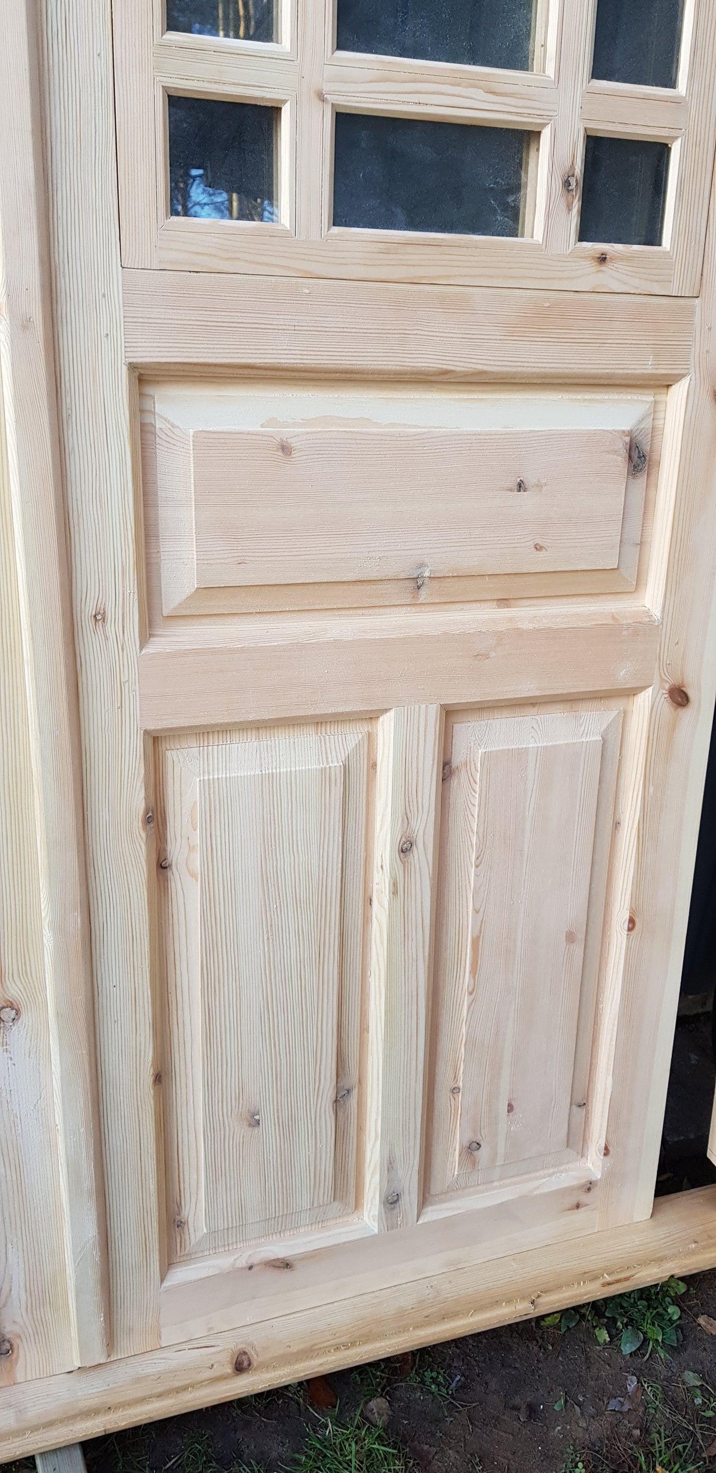 Ny pardörr i gammal stil med dubbelt glas inklusive karm. yttermått med karm: bredd 160 cm  höjd 210 cm dörrblads mått Bredd 70+80 cm Höjd 200 cm dörrarna säljes utan gångjärn och låsordning  ange nr 08 pris: 9000 kr