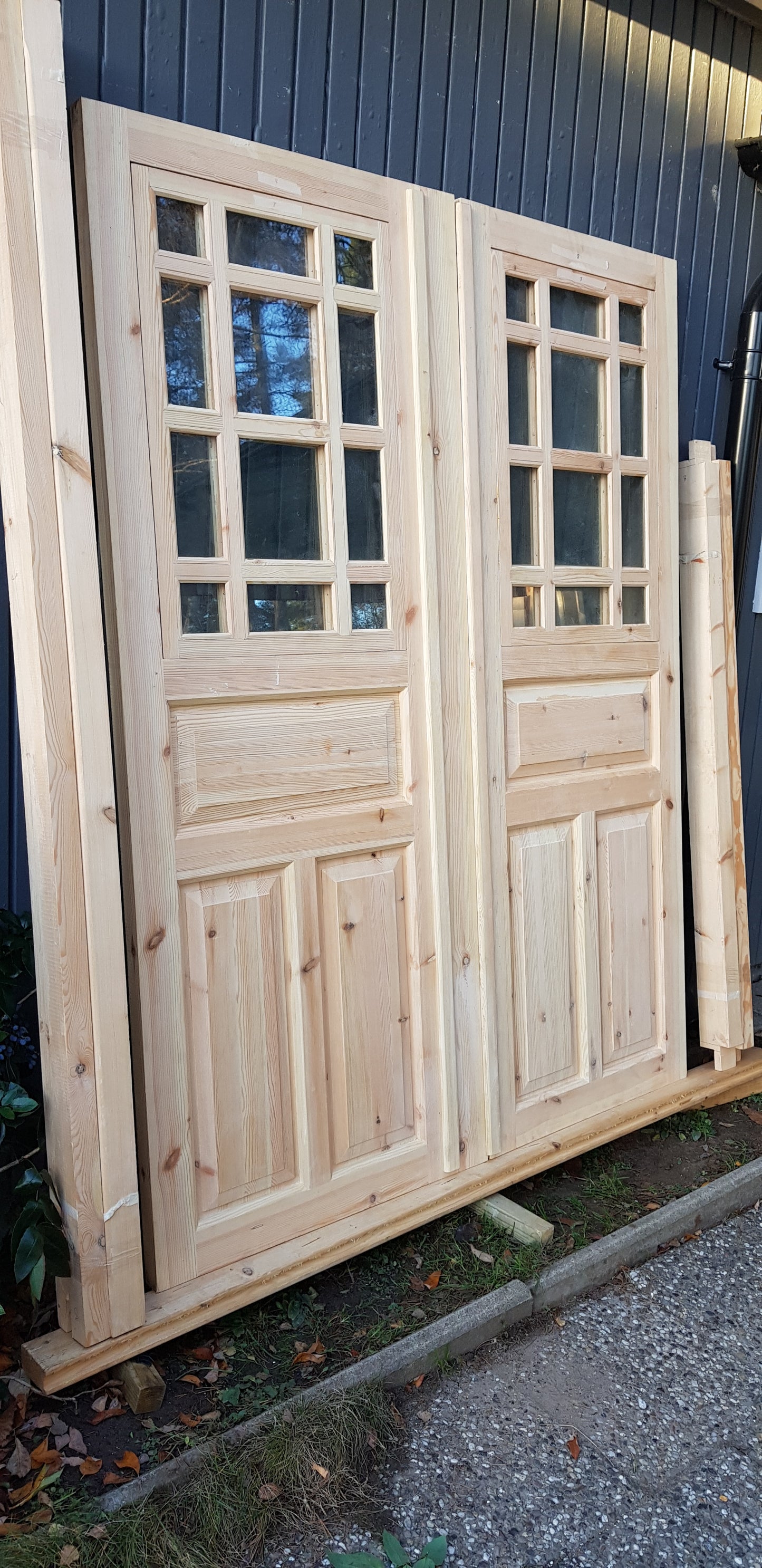 Ny pardörr i gammal stil med dubbelt glas inklusive karm. yttermått med karm: bredd 160 cm  höjd 210 cm dörrblads mått Bredd 70+80 cm Höjd 200 cm dörrarna säljes utan gångjärn och låsordning  ange nr 08 pris: 9000 kr