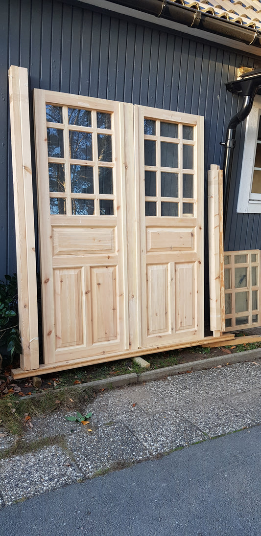 Ny pardörr i gammal stil med dubbelt glas inklusive karm. yttermått med karm: bredd 160 cm höjd 210 cm dörrblads mått Bredd 70+80 cm Höjd 200 cm dörrarna säljes utan gångjärn och låsordning ange nr 08 pris: 17000 kr
