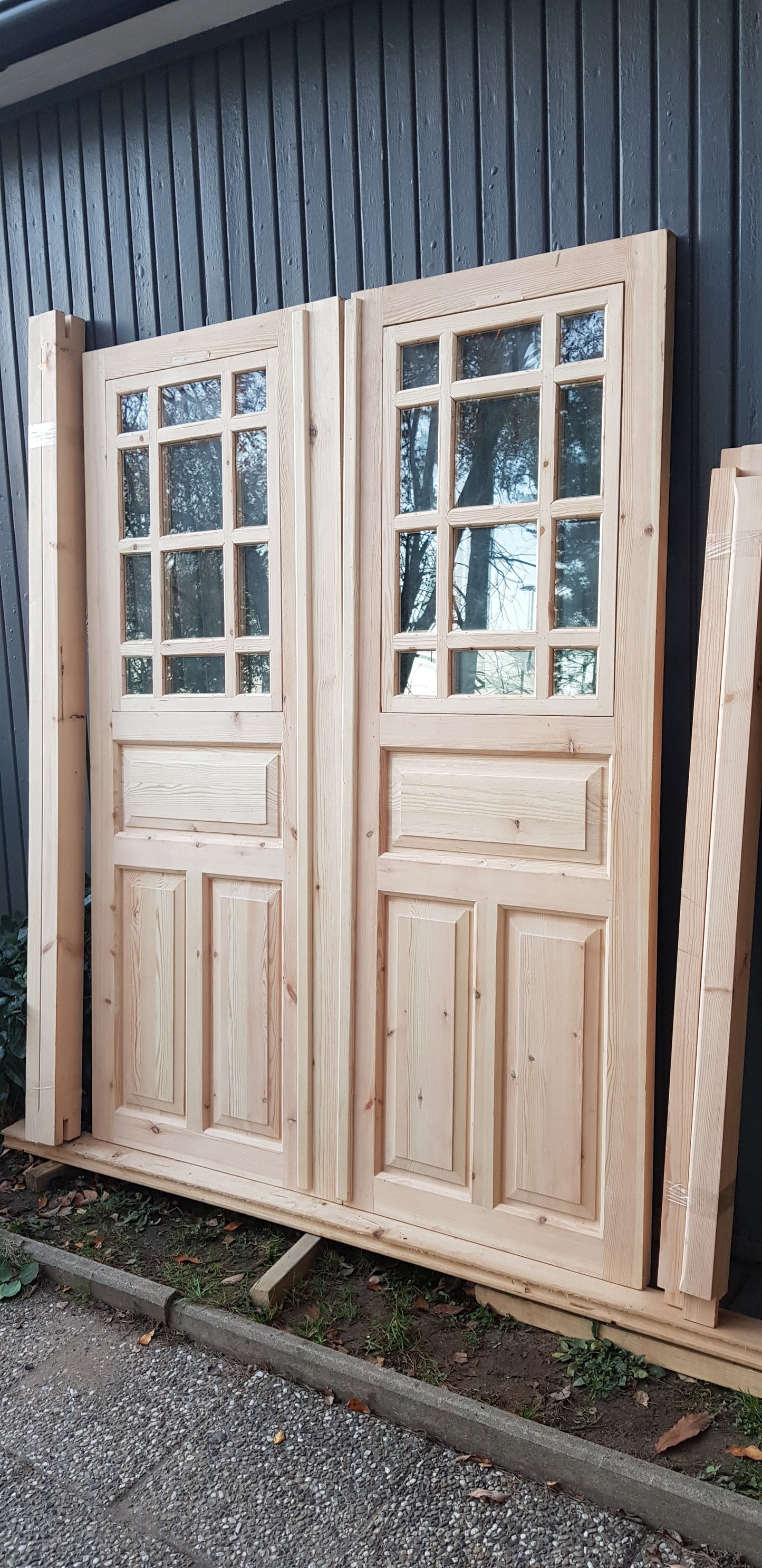 Ny pardörr i gammal stil med dubbelt glas inklusive karm. yttermått med karm: bredd 160 cm  höjd 210 cm dörrblads mått Bredd 70+80 cm Höjd 200 cm dörrarna säljes utan gångjärn och låsordning  ange nr 10 pris: 9000 kr