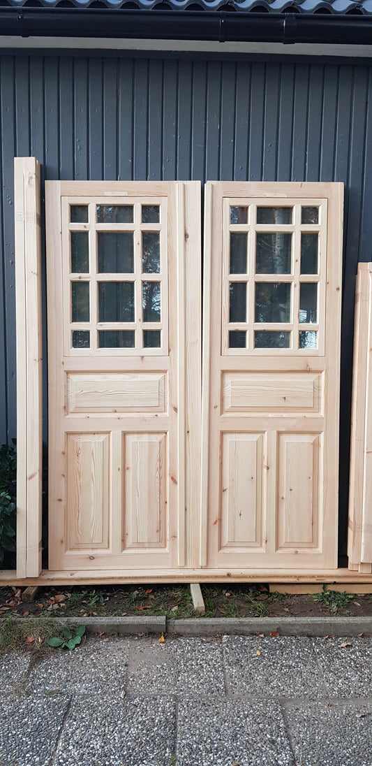 Ny pardörr i gammal stil med dubbelt glas inklusive karm. yttermått med karm: bredd 160 cm höjd 210 cm dörrblads mått Bredd 70+80 cm Höjd 200 cm dörrarna säljes utan gångjärn och låsordning ange nr 10 pris: 17000 kr