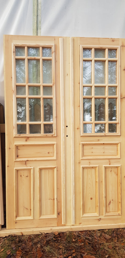 Nytillverkade pardörrar med dubbelglas i gammal stil inkl karm, behöver gångjärn och låskista, plats för låskista finns redan. yttermått: B 140 cm H 210 cm pris: 17000 kr ange nr 20
