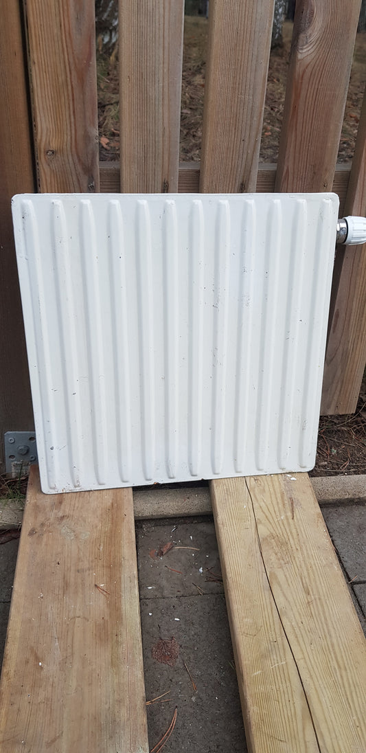 ARTIKELNUMMER 317 Äldre vattenburet Element med termostat Mått: Bredd 40 cm Höjd 40 cm tjocklek 4 cm Pris: 600 kr