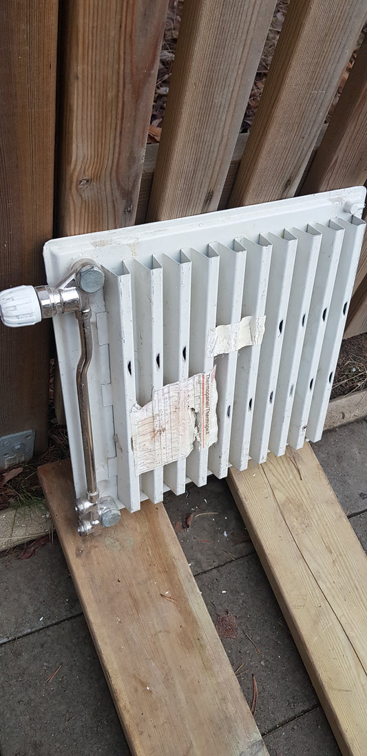 ARTIKELNUMMER 317 Äldre vattenburet Element med termostat Mått: Bredd 40 cm Höjd 40 cm tjocklek 4 cm Pris: 600 kr