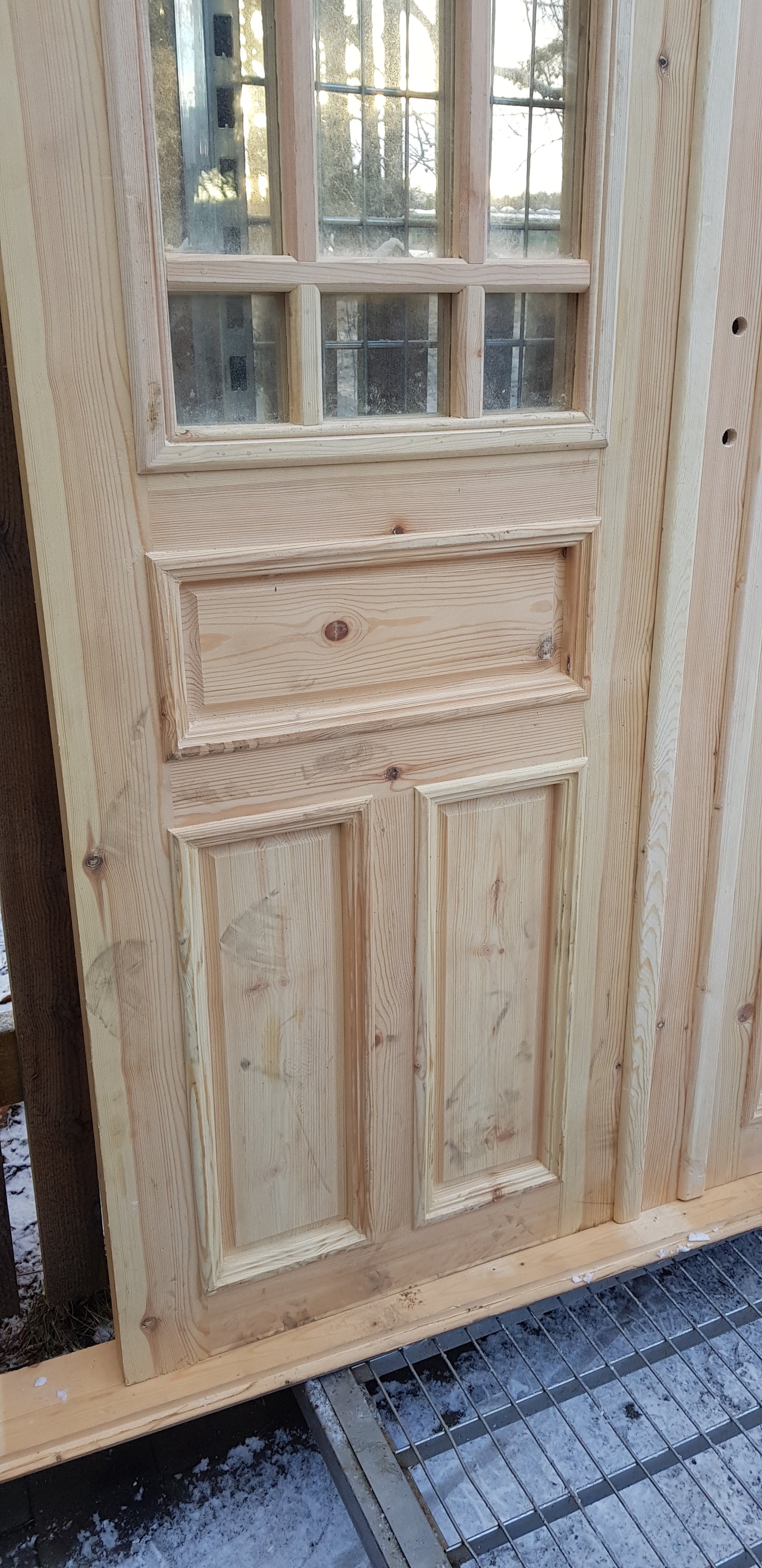Art 33J Nytillverkade pardörrar i gammal stil inklusive karm dubbelglas med äkta spröjs speglar på både insidan och utsidan B140 cm H210 cm Pris: 17000 kr