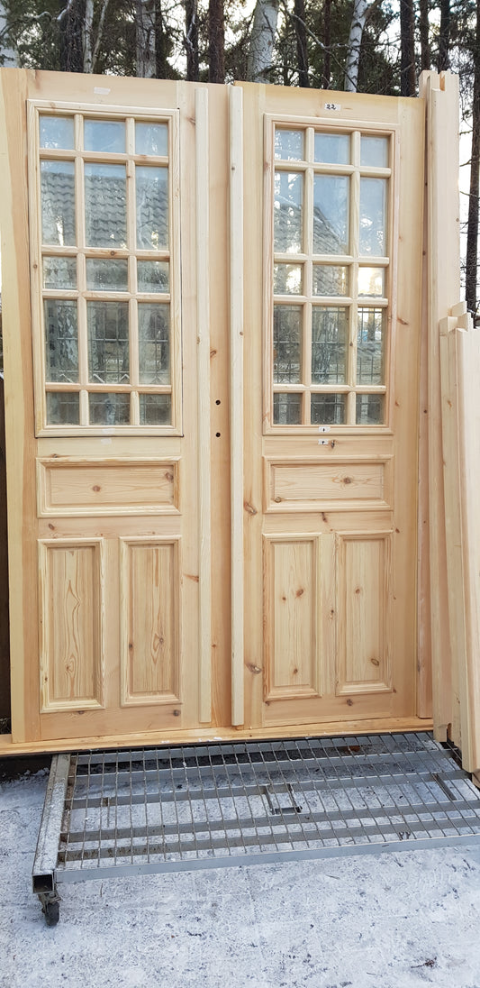 Art 33J Nytillverkade pardörrar i gammal stil inklusive karm dubbelglas med äkta spröjs speglar på både insidan och utsidan B140 cm H210 cm Pris: 17000 kr