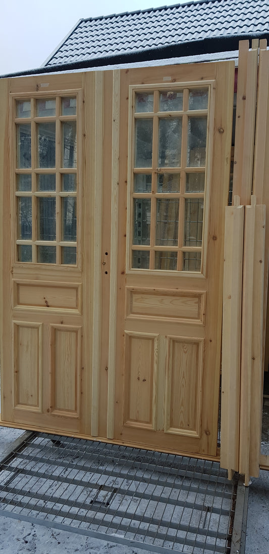 Nytillverkade pardörrar i gammal stil inklusive karm. dubbelglas med äkta spröjs, säljes utan gångjärn och låsordning speglar på både insidan och utsidan yttermått: bredd 140 cm höjd 210 cm dörrblad tjocklek 4.5 cm pris: 14500 kr vid kontakt ange nr 23