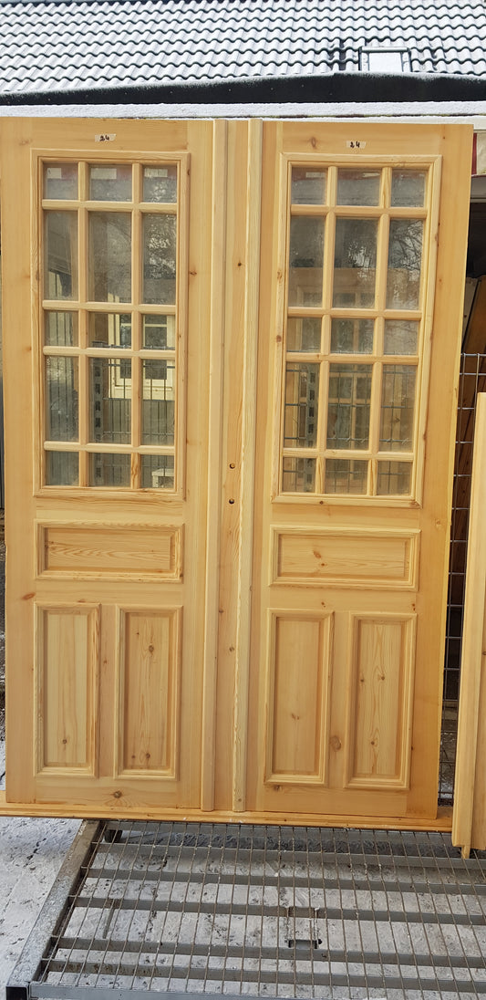 Art 33i Nytillverkade pardörrar i gammal stil inklusive karm dubbelglas med äkta spröjs speglar på både insidan och utsidan B140 cm H210 cm Pris: 17000 kr