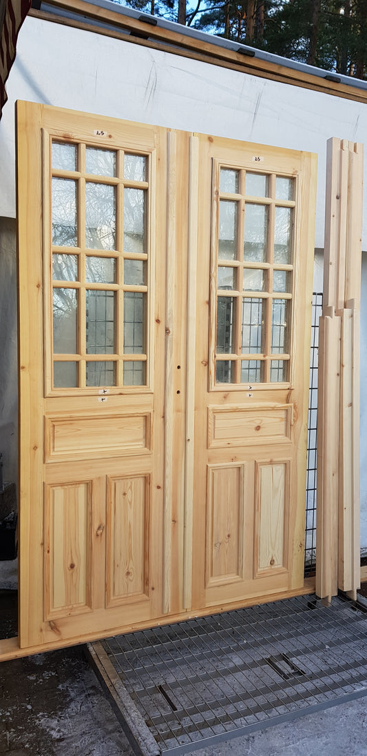 Nytillverkade pardörrar i gammal stil inklusive karm. dubbelglas med äkta spröjs, säljes utan gångjärn och låsordning speglar på både insidan och utsidan yttermått: bred 140 cm höjd 210 cm dörrblad tjocklek 4.5 cm pris: 17000 kr vid kontakt ange nr 25