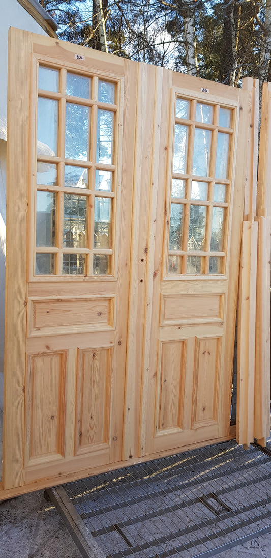 Nytillverkade pardörrar i gammal stil inklusive karm. dubbelglas med äkta spröjs, säljes utan gångjärn och låsordning speglar på både insidan och utsidan yttermått: bredd 140 cm höjd 210 cm dörrblad tjocklek 4.5 cm pris: 17000 kr vid kontakt ange nr 26