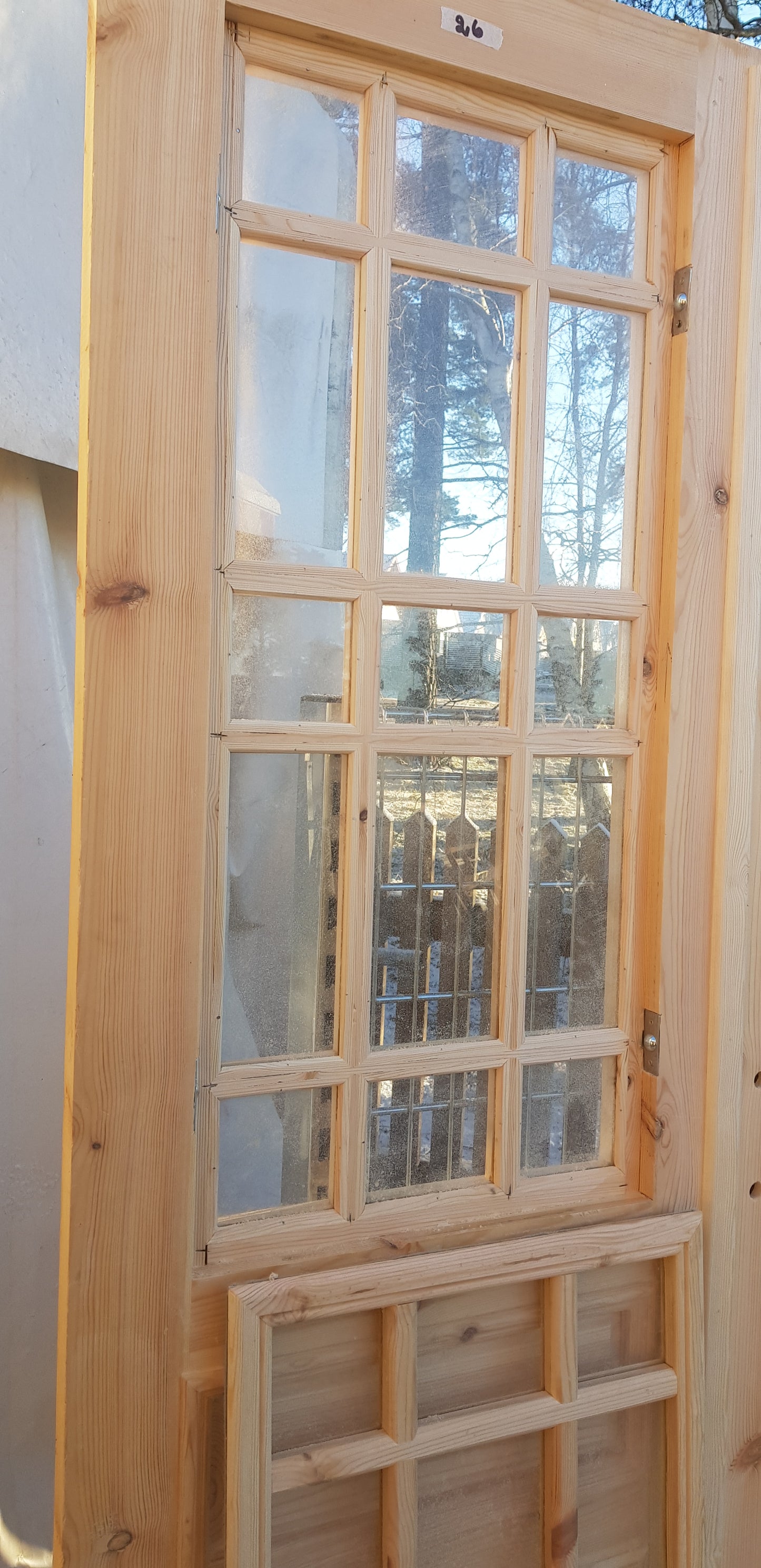 Nytillverkade pardörrar i gammal stil inklusive karm. dubbelglas med äkta spröjs, säljes utan gångjärn och låsordning speglar på både insidan och utsidan yttermått: bredd 140 cm  höjd 210 cm  dörrblad tjocklek 4.5 cm pris: 14500 kr  vid kontakt ange nr 26