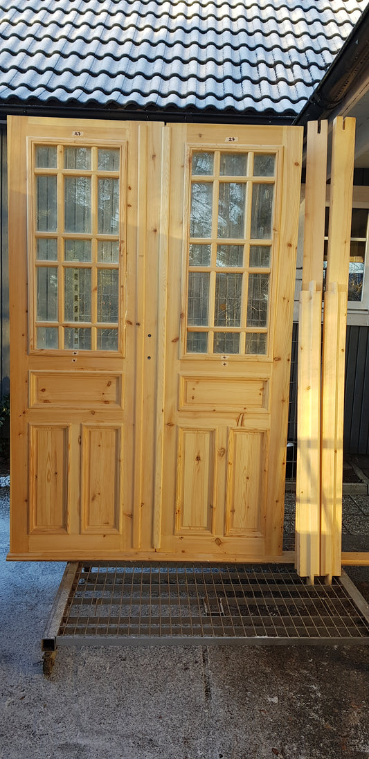 Nytillverkade pardörrar i gammal stil inklusive karm. dubbelglas med äkta spröjs, säljes utan gångjärn och låsordning speglar på både insidan och utsidan yttermått: bredd 140 cm höjd 210 cm dörrblad tjocklek 4.5 cm pris: 17000 kr vid kontakt ange nr 27