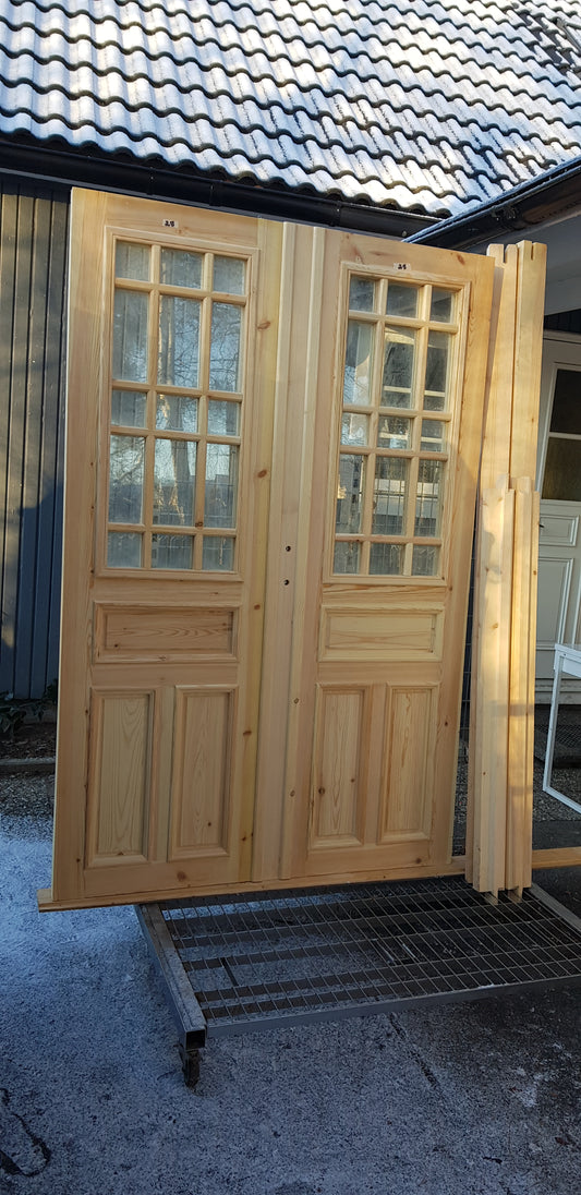 Nytillverkade pardörrar i gammal stil inklusive karm. dubbelglas med äkta spröjs, säljes utan gångjärn och låsordning speglar på både insidan och utsidan yttermått: bredd 140 cm höjd 210 cm dörrblad tjocklek 4.5 cm pris: 17000 kr vid kontakt ange nr 28
