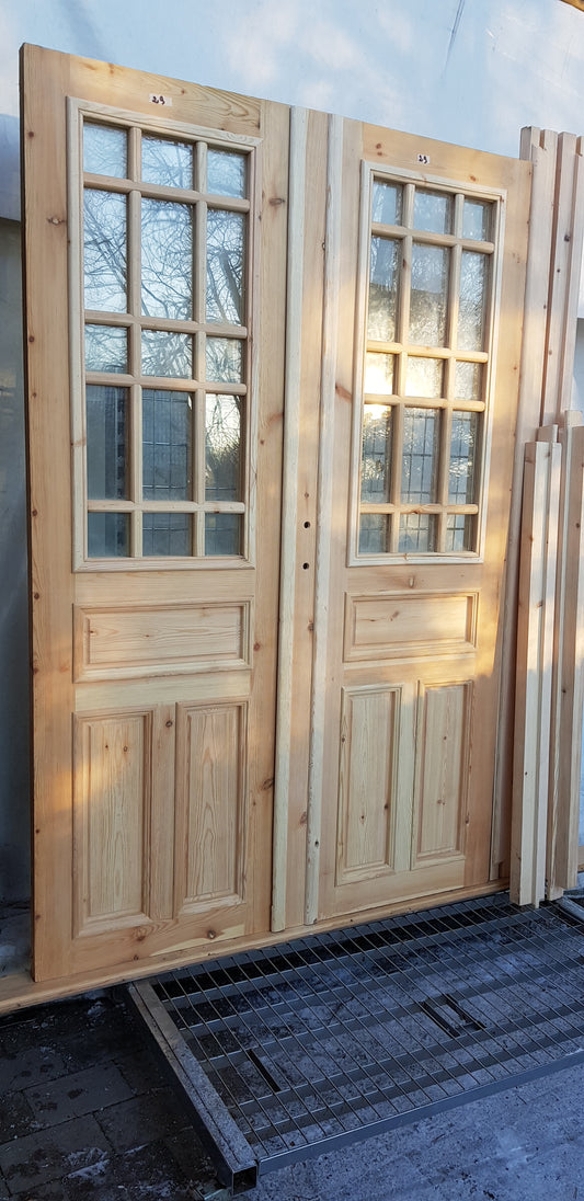 Art 33H Nytillverkade pardörrar i gammal stil inklusive karm dubbelglas med äkta spröjs speglar på både insidan och utsidan B140 cm H210 cm Pris: 17000 kr