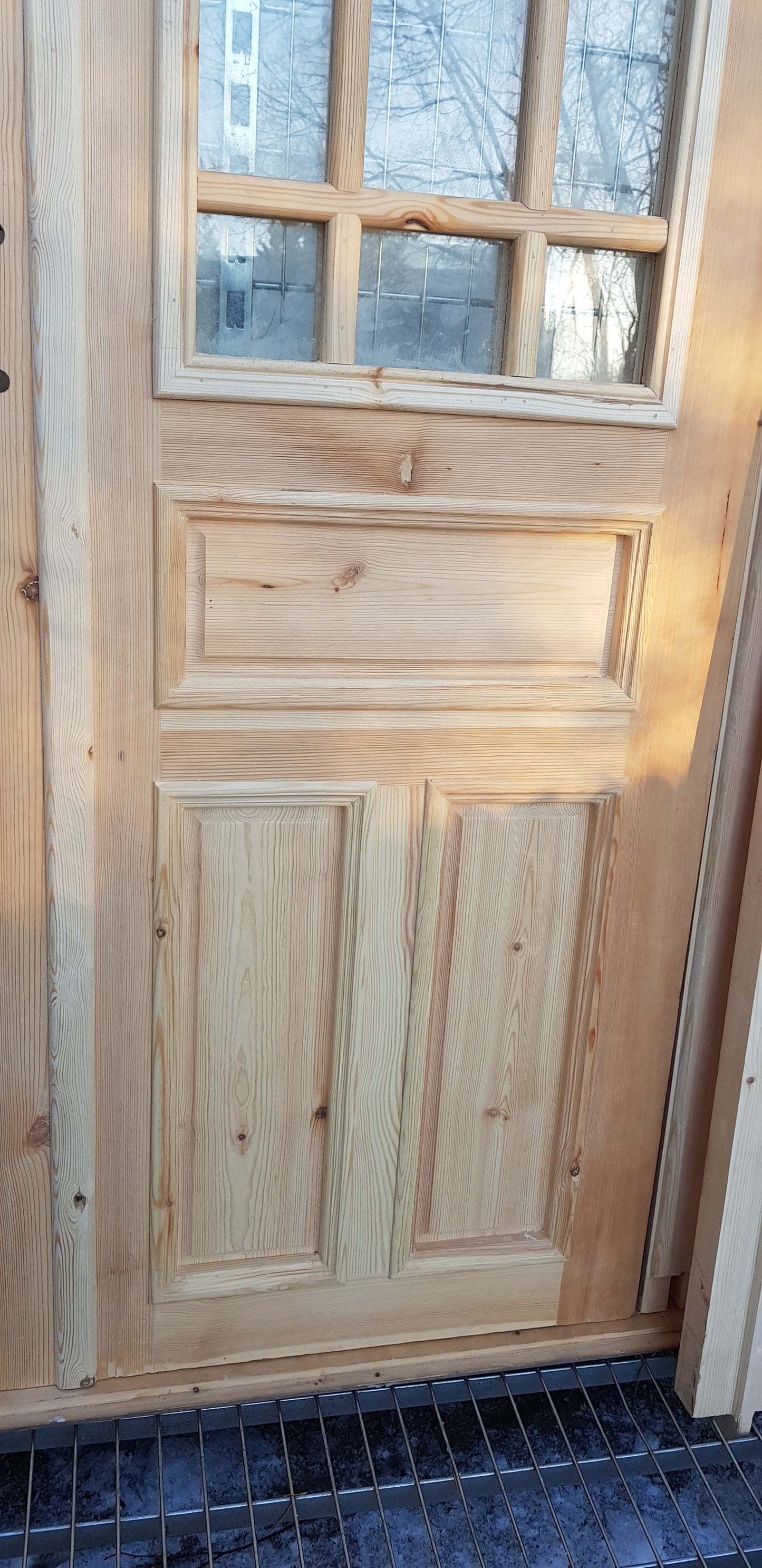 Art 33H Nytillverkade pardörrar i gammal stil inklusive karm dubbelglas med äkta spröjs speglar på både insidan och utsidan B140 cm H210 cm Pris: 17000 kr