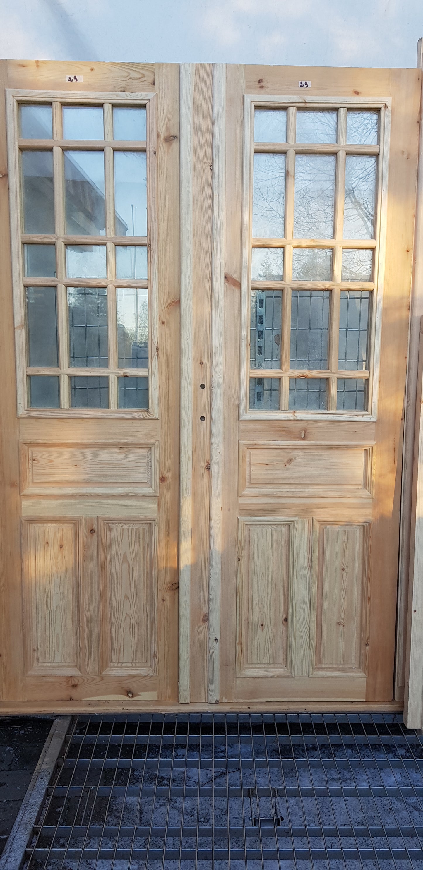 Art 33H Nytillverkade pardörrar i gammal stil inklusive karm dubbelglas med äkta spröjs speglar på både insidan och utsidan B140 cm H210 cm Pris: 17000 kr