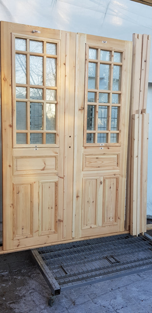Nytillverkade pardörrar i gammal stil inklusive karm. dubbelglas med äkta spröjs, säljes utan gångjärn och låsordning speglar på både insidan och utsidan yttermått:b redd 140 cm höjd 210 cm dörrblad tjocklek 4.5 cm pris: 17000 kr vid kontakt ange nr 30