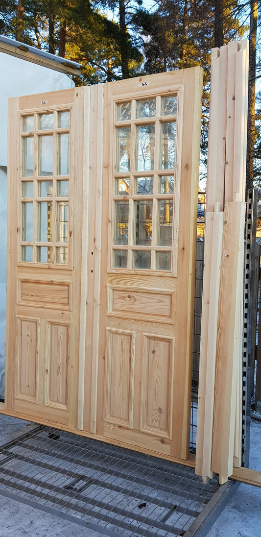 Art 33G  Nytillverkade pardörrar i gammal stil inklusive karm dubbelglas med äkta spröjs speglar på både insidan och utsidan B140 cm H210 cm Pris: 17000 kr