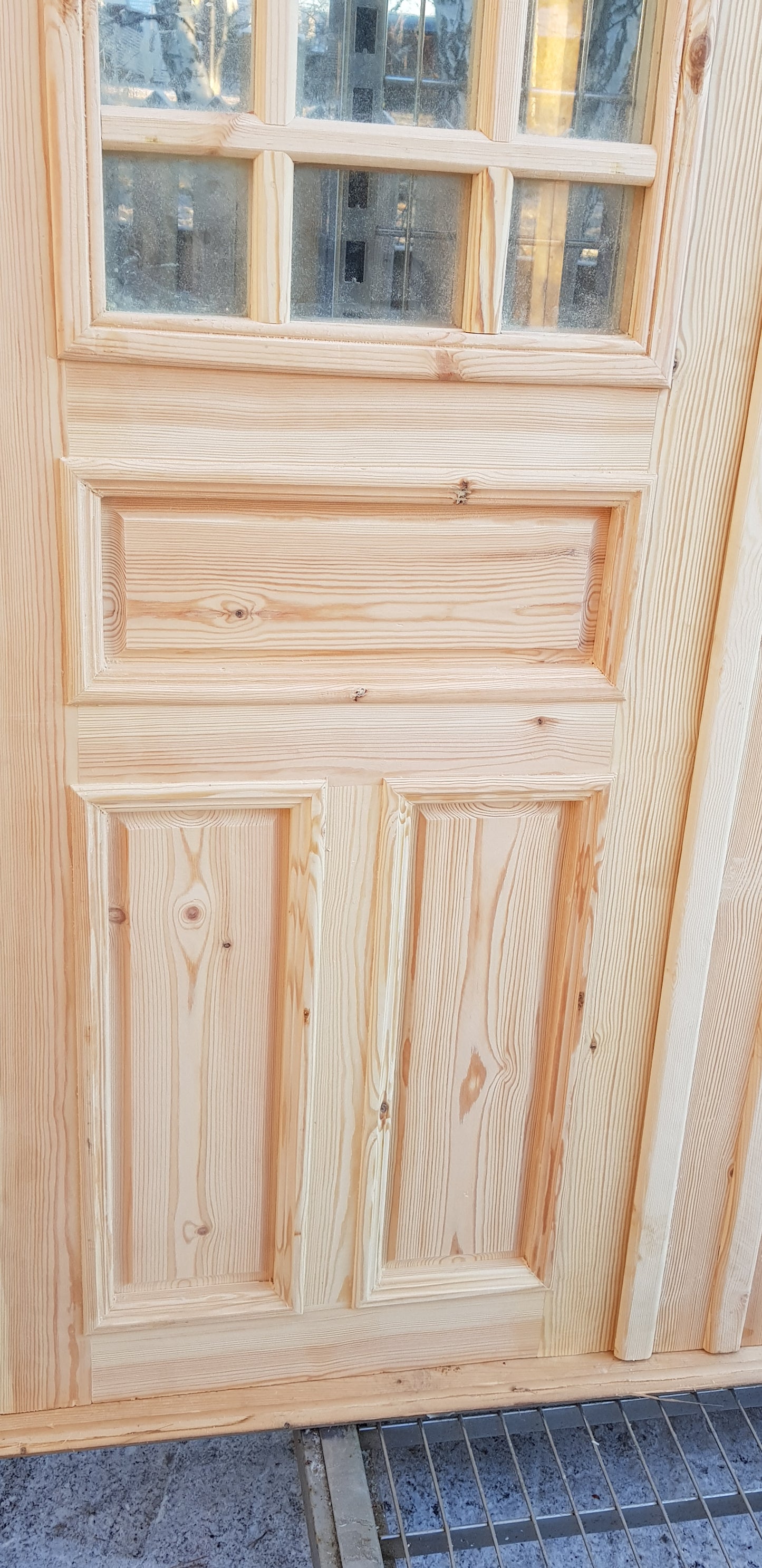 Art 33G  Nytillverkade pardörrar i gammal stil inklusive karm dubbelglas med äkta spröjs speglar på både insidan och utsidan B140 cm H210 cm Pris: 17000 kr